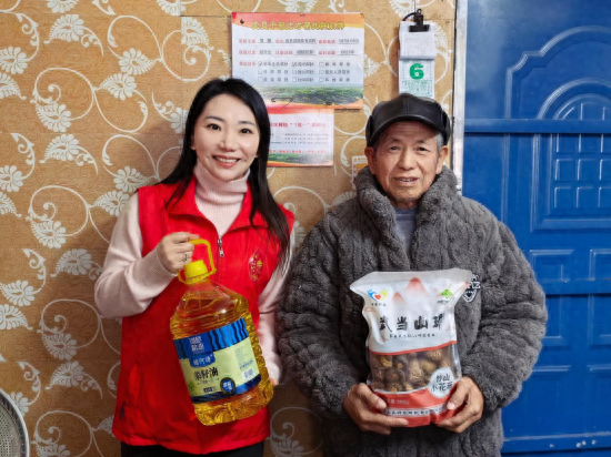 图为南丰烟草党员志愿者走访慰问结对帮扶对象